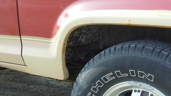 Signs of rust in fender lip