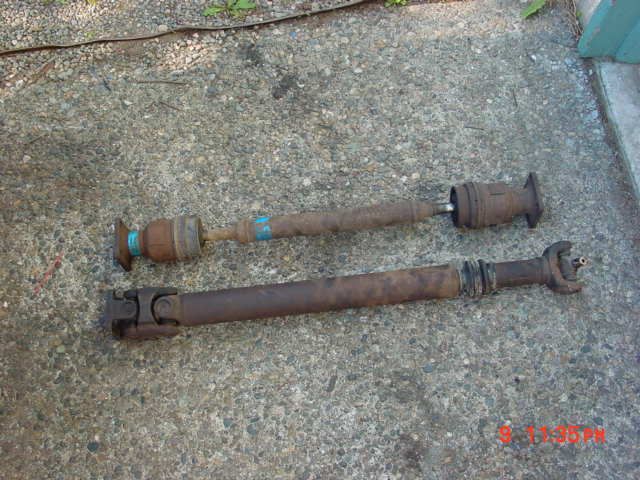Bronco II stock rear driveshaft - top / Ford Explorer double cardan driveshaft - bottom