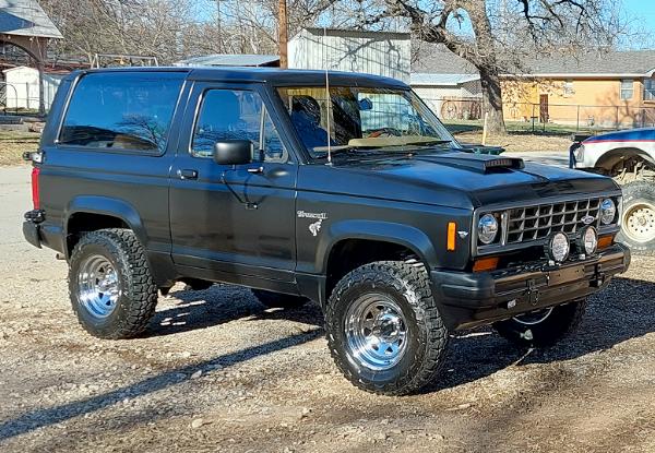Ford Bronco II With 1.5-Inch Front Coil Springs, 1.5-inch Rear Add-a-Leaf, 235/75/15 (28.9" x 9.3" x 15") Tires